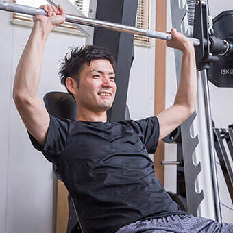 ダンベルをあげるアスリート